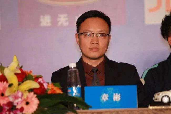 埃尔马斯在2019年加盟那不勒斯，共为球队出场189次，打进19球助攻11次，随队获得上赛季的意甲冠军和2020年的意大利杯冠军。